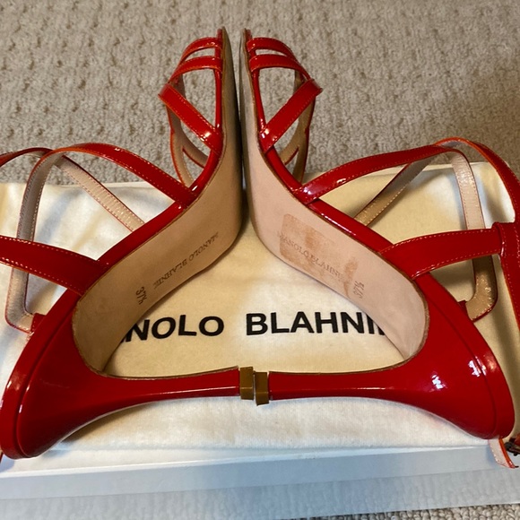 Manolo Must Have Size 7 1/2 - Picture 5 of 7